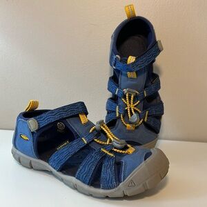 Keen-EUC Boys Blue & Yellow Hiking Outside Watersafe strap on Sandals Size 3